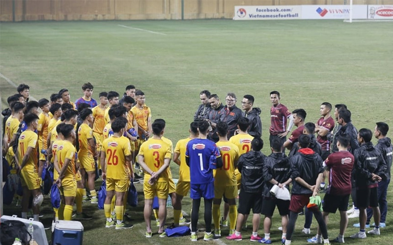 HLV Troussier có hành động bất ngờ trong buổi tập của U23 Việt Nam