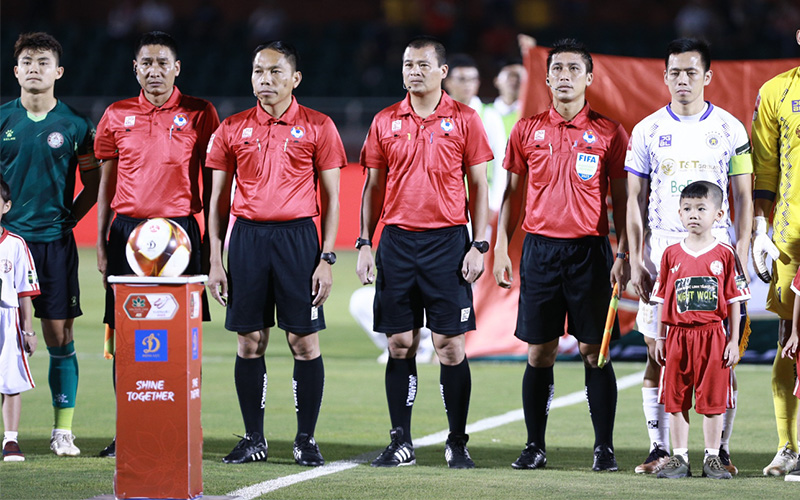 V-League: Xử lý một trọng tài Việt Nam do quyết định sai lầm