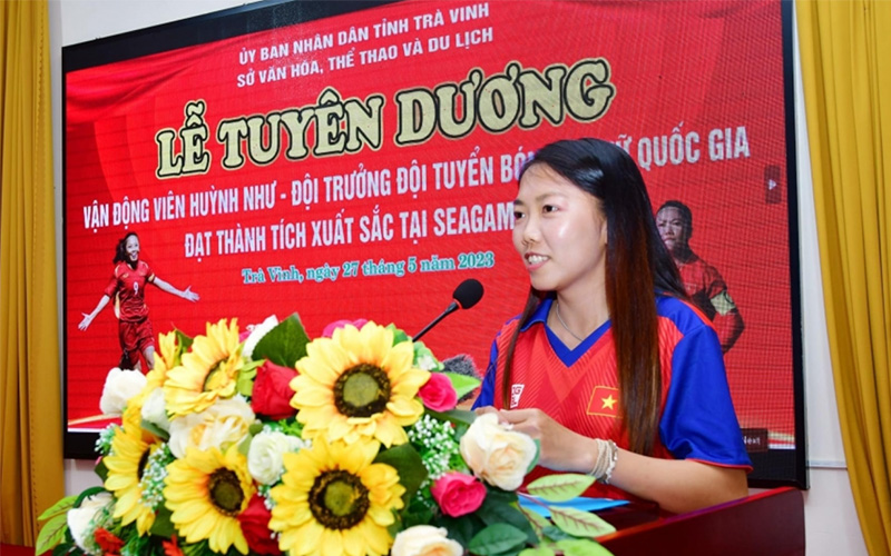 Huỳnh Như tại lễ tuyên dương với thành tích xuất sắc ở SEA Games 32