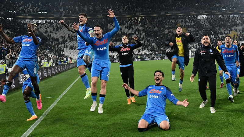 Các cầu thủ Napoli ăn mừng niềm vui vô địch