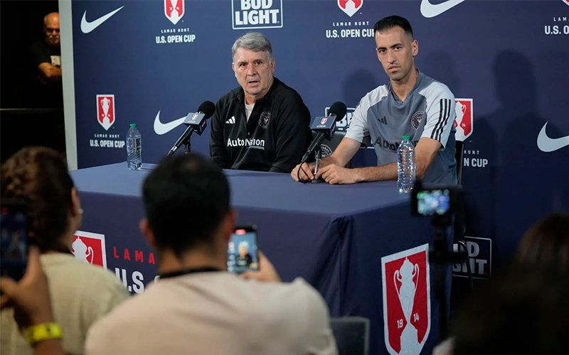 Busquets phát biểu trong buổi họp báo trước trận chung kết US Open Cup